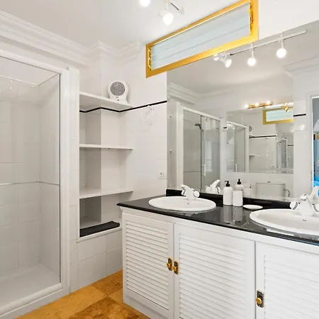 דירה Spacious With Large Terrace,5 Min *